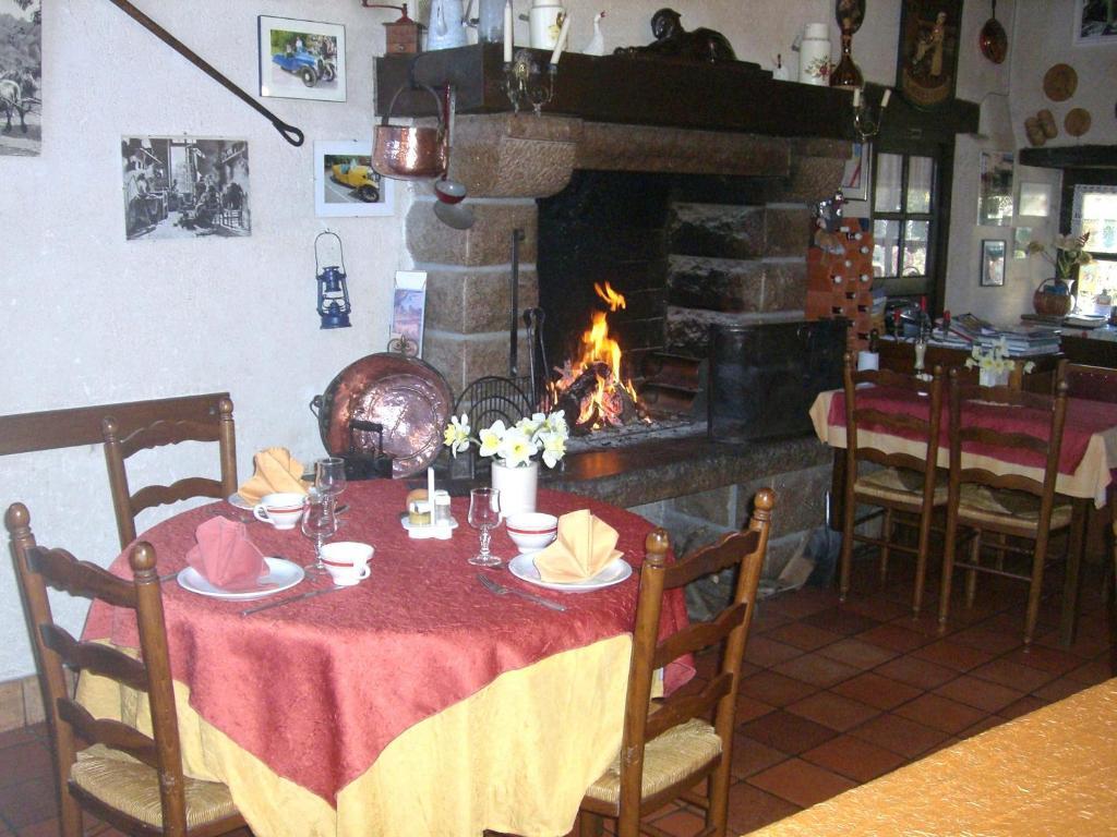 Gites De La Ferme Auberge De Mesauboin Billé Exteriör bild